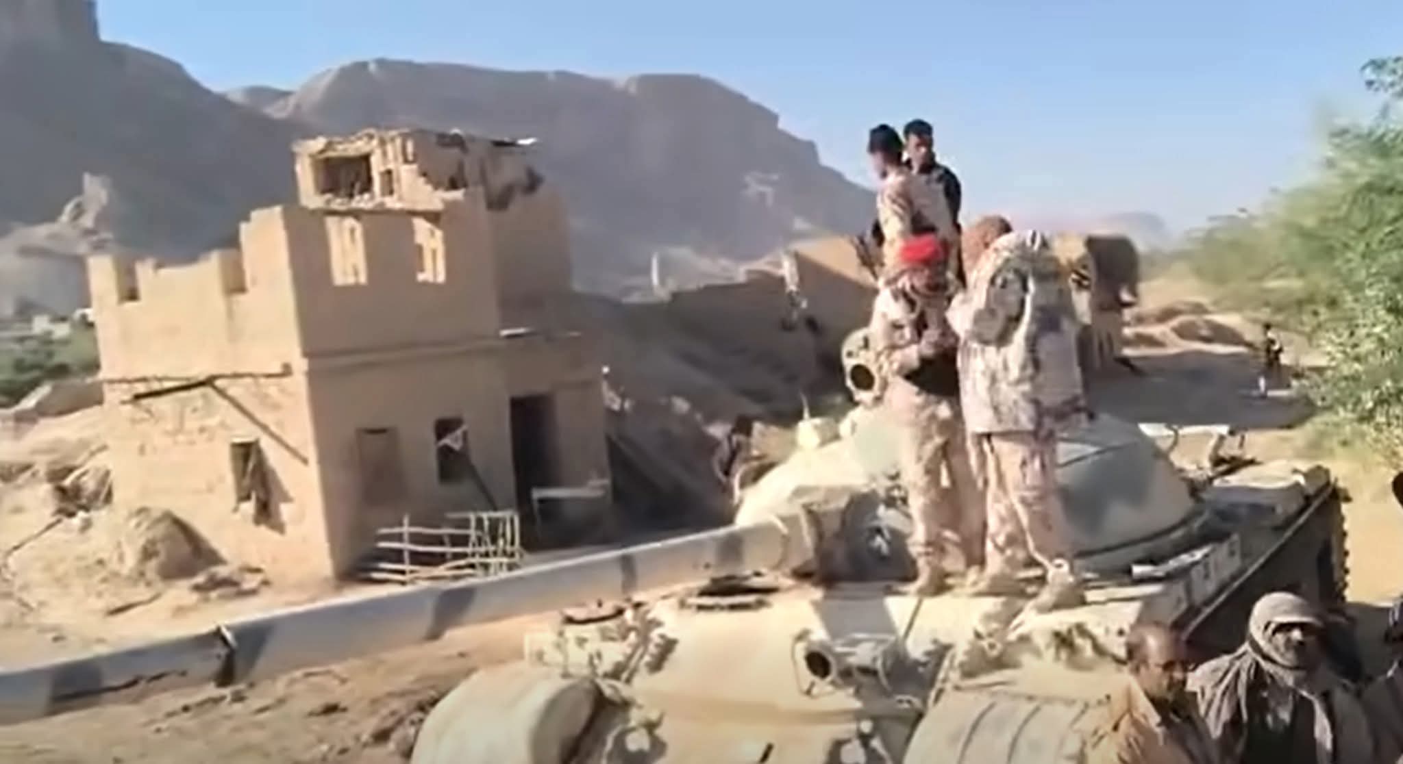 بالصور.. القوات المسلحة الجنوبية تغتنم دبابات وراجمات صواريخ كاتيوشا بعد فرار العناصر التابعة للمنطقة الأولى بالصور.. القوات المسلحة الجنوبية تغتنم دبابات وراجمات صواريخ كاتيوشا بعد فرار العناصر التابعة للمنطقة الأولى